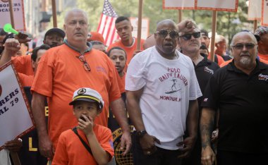 New York 'ta İşçi Bayramı Geçidi. 10 Eylül 2022, New York, ABD: Göçmenler de dahil olmak üzere çeşitli sendikalar altında çalışan pek çok işçi, 5. Cadde boyunca arkadaşlarıyla ve aile üyeleriyle birlikte kutlama yapmak için bir araya geldi.