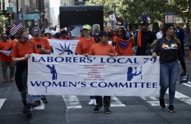 New York 'ta İşçi Bayramı Geçidi. 10 Eylül 2022, New York, ABD: Göçmenler de dahil olmak üzere çeşitli sendikalar altında çalışan pek çok işçi, 5. Cadde boyunca arkadaşlarıyla ve aile üyeleriyle birlikte kutlama yapmak için bir araya geldi.