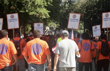 New York 'ta İşçi Bayramı Geçidi. 10 Eylül 2022, New York, ABD: Göçmenler de dahil olmak üzere çeşitli sendikalar altında çalışan pek çok işçi, 5. Cadde boyunca arkadaşlarıyla ve aile üyeleriyle birlikte kutlama yapmak için bir araya geldi.