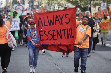 New York 'ta İşçi Bayramı Geçidi. 10 Eylül 2022, New York, ABD: Göçmenler de dahil olmak üzere çeşitli sendikalar altında çalışan pek çok işçi, 5. Cadde boyunca arkadaşlarıyla ve aile üyeleriyle birlikte kutlama yapmak için bir araya geldi.