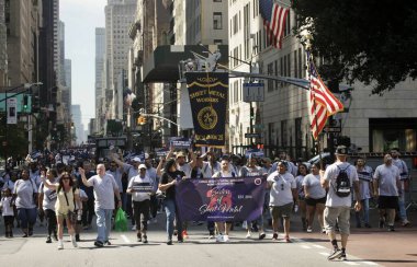 New York 'ta İşçi Bayramı Geçidi. 10 Eylül 2022, New York, ABD: Göçmenler de dahil olmak üzere çeşitli sendikalar altında çalışan pek çok işçi, 5. Cadde boyunca arkadaşlarıyla ve aile üyeleriyle birlikte kutlama yapmak için bir araya geldi.