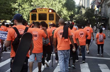 New York 'ta İşçi Bayramı Geçidi. 10 Eylül 2022, New York, ABD: Göçmenler de dahil olmak üzere çeşitli sendikalar altında çalışan pek çok işçi, 5. Cadde boyunca arkadaşlarıyla ve aile üyeleriyle birlikte kutlama yapmak için bir araya geldi.