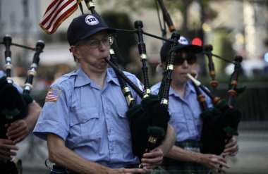 New York 'ta İşçi Bayramı Geçidi. 10 Eylül 2022, New York, ABD: Göçmenler de dahil olmak üzere çeşitli sendikalar altında çalışan pek çok işçi, 5. Cadde boyunca arkadaşlarıyla ve aile üyeleriyle birlikte kutlama yapmak için bir araya geldi.