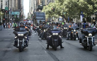 New York 'ta İşçi Bayramı Geçidi. 10 Eylül 2022, New York, ABD: Göçmenler de dahil olmak üzere çeşitli sendikalar altında çalışan pek çok işçi, 5. Cadde boyunca arkadaşlarıyla ve aile üyeleriyle birlikte kutlama yapmak için bir araya geldi.