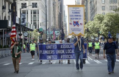 New York 'ta İşçi Bayramı Geçidi. 10 Eylül 2022, New York, ABD: Göçmenler de dahil olmak üzere çeşitli sendikalar altında çalışan pek çok işçi, 5. Cadde boyunca arkadaşlarıyla ve aile üyeleriyle birlikte kutlama yapmak için bir araya geldi.