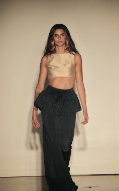 - Casey Quinn Koleksiyonu. 10 Eylül 2022, New York, ABD: NYFW Yaz 2023 'te New York' taki Canoe Stüdyoları 'nda moda tasarımcılarının kıyafetlerini sergileyen modellerle ortaya çıkan tasarımcı Kolektif III