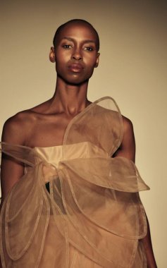 - Casey Quinn Koleksiyonu. 10 Eylül 2022, New York, ABD: NYFW Yaz 2023 'te New York' taki Canoe Stüdyoları 'nda moda tasarımcılarının kıyafetlerini sergileyen modellerle ortaya çıkan tasarımcı Kolektif III