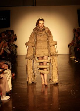 Jasmine Schulte Koleksiyonu, NYFW SS23. 10 Eylül 2022, New York, ABD: NYFW Yaz 2023 'te New York' taki Canoe Stüdyoları 'nda moda tasarımcılarının kıyafetlerini sergileyen modellerle ortaya çıkan tasarımcı Kolektif III