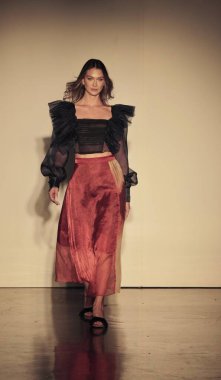 Shay Mccomsey Koleksiyonu, NYFW SS23. 10 Eylül 2022, New York, ABD: NYFW Yaz 2023 'te New York' taki Canoe Stüdyoları 'nda moda tasarımcılarının kıyafetlerini sergileyen modellerle birlikte ortaya çıkan tasarımcı Kolektif III