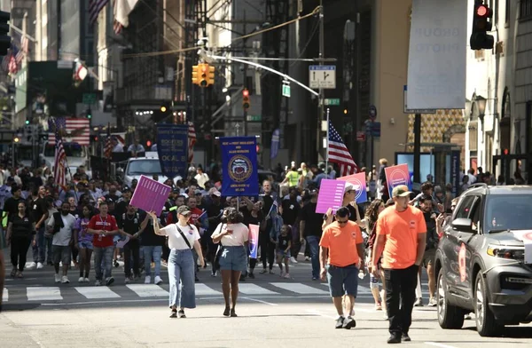 ニューヨークの労働者の日パレード 2022年9月10日 アメリカ ニューヨーク 5番街沿いの労働者の日を祝うために移民を含む様々な労働組合の下で多くの労働者が集まり 友人や家族が応援し 歓喜した — ストック写真