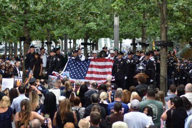 Başkan Yardımcısı Kamala Harris ve Doug Emhoff 11 Eylül törenine katıldılar. 11 Eylül 2022, Nova York, ABD: ABD Başkan Yardımcısı Kamala Harris, kocası Douglas Emhoff, eski Belediye Başkanı Rudolph Giuliani ve Demokrat Senatör Chuck Schumer