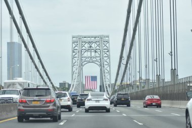 11 Eylül saldırılarını hatırlamak için George Washington Köprüsü 'nde asılı Amerikan bayrağı. 11 Eylül 2022, Nova York, ABD: 11 Eylül 2001 'deki terörist saldırıları hatırlamak için George Washington Köprüsü' nde asılı Amerikan bayrağı.