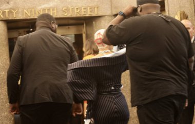 New York 'taki Moda Haftası' nda NBC Rockefeller binasında ünlü insanlar görülmüş. 10 Eylül 2022, New York, ABD: NBC Rockefeller binasına 6. ve 5. caddeler arasındaki 49. caddeler arasında ünlü insanların girdiği görüldü.