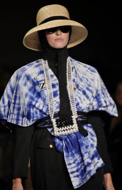 Endonezya Şimdi NYFW SS23. 11 Eylül 2022, New York, ABD: Modeller, New York 'taki Bahar Stüdyoları' nda bulunan Endonezya 1. Galerisi 'nden çeşitli moda tasarımcılarının renkli tasarımlarıyla New FW sırasında Endonezya' nın koleksiyonlarını geçit töreni düzenliyor..