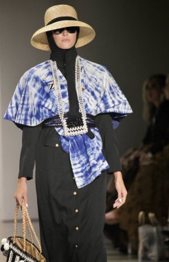 Endonezya Şimdi NYFW SS23. 11 Eylül 2022, New York, ABD: Modeller, New York 'taki Bahar Stüdyoları' nda bulunan Endonezya 1. Galerisi 'nden çeşitli moda tasarımcılarının renkli tasarımlarıyla New FW sırasında Endonezya' nın koleksiyonlarını geçit töreni düzenliyor..