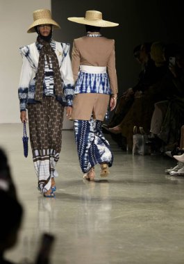 Endonezya Şimdi NYFW SS23. 11 Eylül 2022, New York, ABD: Modeller, New York 'taki Bahar Stüdyoları' nda bulunan Endonezya 1. Galerisi 'nden çeşitli moda tasarımcılarının renkli tasarımlarıyla New FW sırasında Endonezya' nın koleksiyonlarını geçit töreni düzenliyor..