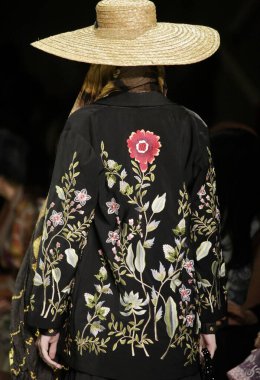 Endonezya Şimdi NYFW SS23. 11 Eylül 2022, New York, ABD: Modeller, New York 'taki Bahar Stüdyoları' nda bulunan Endonezya 1. Galerisi 'nden çeşitli moda tasarımcılarının renkli tasarımlarıyla New FW sırasında Endonezya' nın koleksiyonlarını geçit töreni düzenliyor..