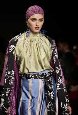 Endonezya Şimdi NYFW SS23. 11 Eylül 2022, New York, ABD: Modeller, New York 'taki Bahar Stüdyoları' nda bulunan Endonezya 1. Galerisi 'nden çeşitli moda tasarımcılarının renkli tasarımlarıyla New FW sırasında Endonezya' nın koleksiyonlarını geçit töreni düzenliyor..