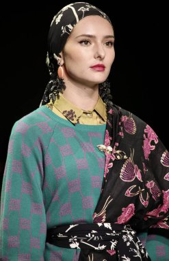 Endonezya Şimdi NYFW SS23. 11 Eylül 2022, New York, ABD: Modeller, New York 'taki Bahar Stüdyoları' nda bulunan Endonezya 1. Galerisi 'nden çeşitli moda tasarımcılarının renkli tasarımlarıyla New FW sırasında Endonezya' nın koleksiyonlarını geçit töreni düzenliyor..