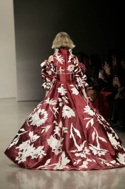 Endonezya Şimdi NYFW SS23. 11 Eylül 2022, New York, ABD: Modeller, New York 'taki Bahar Stüdyoları' nda bulunan Endonezya 1. Galerisi 'nden çeşitli moda tasarımcılarının renkli tasarımlarıyla New FW sırasında Endonezya' nın koleksiyonlarını geçit töreni düzenliyor..