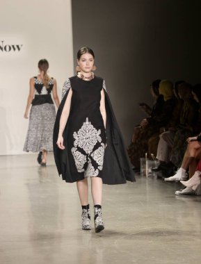 Endonezya Şimdi NYFW SS23. 11 Eylül 2022, New York, ABD: Modeller, New York 'taki Bahar Stüdyoları' nda bulunan Endonezya 1. Galerisi 'nden çeşitli moda tasarımcılarının renkli tasarımlarıyla New FW sırasında Endonezya' nın koleksiyonlarını geçit töreni düzenliyor..