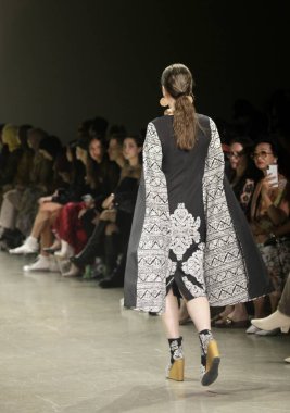 Endonezya Şimdi NYFW SS23. 11 Eylül 2022, New York, ABD: Modeller, New York 'taki Bahar Stüdyoları' nda bulunan Endonezya 1. Galerisi 'nden çeşitli moda tasarımcılarının renkli tasarımlarıyla New FW sırasında Endonezya' nın koleksiyonlarını geçit töreni düzenliyor..