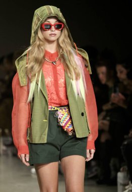 Endonezya Şimdi NYFW SS23. 11 Eylül 2022, New York, ABD: Modeller, New York 'taki Bahar Stüdyoları' nda bulunan Endonezya 1. Galerisi 'nden çeşitli moda tasarımcılarının renkli tasarımlarıyla New FW sırasında Endonezya' nın koleksiyonlarını geçit töreni düzenliyor..