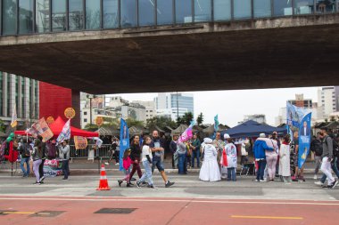 Partizan militanlar Paulista Bulvarı 'na çatışmasız broşürler dağıtırlar. 11 Eylül 2022, Sao Paulo, Brezilya: Paulista Bulvarı 'ndaki çeşitli sol ve merkez partilerden militanlar, 11 Eylül Pazar günü Sao Paulo' da)