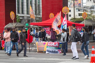 Partizan militanlar Paulista Bulvarı 'na çatışmasız broşürler dağıtırlar. 11 Eylül 2022, Sao Paulo, Brezilya: Paulista Bulvarı 'ndaki çeşitli sol ve merkez partilerden militanlar, 11 Eylül Pazar günü Sao Paulo' da)