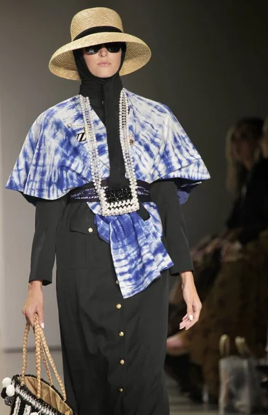 Endonezya Şimdi NYFW SS23. 11 Eylül 2022, New York, ABD: Modeller, New York 'taki Bahar Stüdyoları' nda bulunan Endonezya 1. Galerisi 'nden çeşitli moda tasarımcılarının renkli tasarımlarıyla New FW sırasında Endonezya' nın koleksiyonlarını geçit töreni düzenliyor..