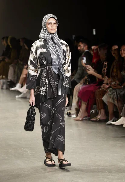 Endonezya Şimdi NYFW SS23. 11 Eylül 2022, New York, ABD: Modeller, New York 'taki Bahar Stüdyoları' nda bulunan Endonezya 1. Galerisi 'nden çeşitli moda tasarımcılarının renkli tasarımlarıyla New FW sırasında Endonezya' nın koleksiyonlarını geçit töreni düzenliyor..