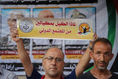 Filistinli mahkumlarla dayanışma içinde Kızıl Haç önünde protestocular. 13 Eylül 2022, Gazze, Filistin: Gazze Şeridi 'ndeki Fetih Şehitleri, Mahkumlar ve Yaralılar Komisyonu, Kızılhaç karargahı önünde dayanışma içinde.