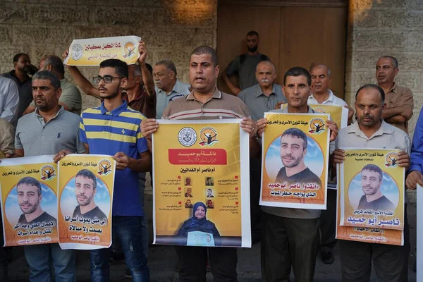パレスチナの囚人と連帯して赤十字の前で抗議者 2022年9月13日 パレスチナのガザ ガザのファター殉教者 負傷者委員会は 赤十字本社外の連帯に立つ — ストック写真
