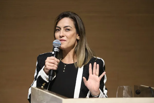 Wahlen Brasilien Treffen Mit Präsidentschaftskandidatin Soraya Thronicke Bei Der Stimmabgabe — Stockfoto