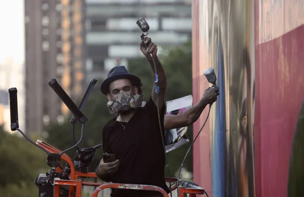 Braziliaanse Muralist Eduardo Kobra Maakt Een Muurschildering Gevel Van New — Stockfoto