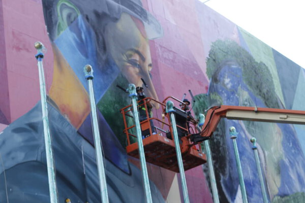 Brazilian muralist Eduardo Kobra prepares a mural on the facade of the UN in New York. September 15, 2022, New York, USA: Brazilian internationally recognized muralist, Eduardo Kobra, prepares a mural on the facade of the UN in New York. 