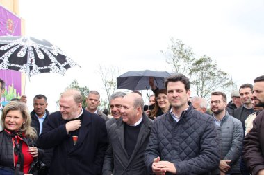 Curitiba 'da% 100 elektrikli otobüslerin test aşaması. 16 Eylül 2022, Curitiba, Parana, Brezilya: Curitiba belediye başkanı, Rafael Grega, yardımcısı Eduardo Pimentel, Almanya konsolosu, Andreas Hoffrichter, diğer yetkililer ve işadamları