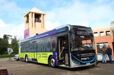 Curitiba 'da% 100 elektrikli otobüslerin test aşaması. 16 Eylül 2022, Curitiba, Parana, Brezilya: Curitiba belediye başkanı, Rafael Grega, yardımcısı Eduardo Pimentel, Almanya konsolosu, Andreas Hoffrichter, diğer yetkililer ve işadamları
