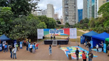 (Sao Paulo 'daki Augusta Park' ta sürdürülebilir Kalkınma Hedefleri kamyonu. 17 Eylül 2022, Sao Paulo, Brezilya: 27 Ağustos 'tan 12 Şubat 2023 tarihine kadar 13 şehirden geçen SDG' leri tanıyan Kamyon (Sürdürülebilir Kalkınma Hedefleri) 