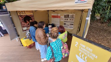 (Sao Paulo 'daki Augusta Park' ta sürdürülebilir Kalkınma Hedefleri kamyonu. 17 Eylül 2022, Sao Paulo, Brezilya: 27 Ağustos 'tan 12 Şubat 2023 tarihine kadar 13 şehirden geçen SDG' leri tanıyan Kamyon (Sürdürülebilir Kalkınma Hedefleri) 