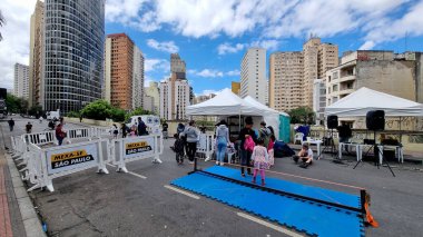 (Sao Paulo 'daki' Harekete Geç 'etkinlik programı sırasında spor faaliyetleri. 17 Eylül 2022, Sao Paulo, Brezilya: 'Harekete Geçin' etkinlik programı sırasında spor faaliyetleri: In-line kate (14 yaşından itibaren), sokak tenisi (14 yaşından itibaren))