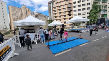 (Sao Paulo 'daki' Harekete Geç 'etkinlik programı sırasında spor faaliyetleri. 17 Eylül 2022, Sao Paulo, Brezilya: 'Harekete Geçin' etkinlik programı sırasında spor faaliyetleri: In-line kate (14 yaşından itibaren), sokak tenisi (14 yaşından itibaren))