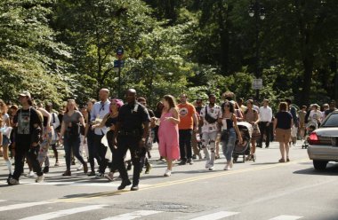 New York 'ta Amal' la yürü. 17 Eylül 2022, New York, ABD: Küçük Amal 'ımız New York' a, Onur, Umut, Neşe 'yi şehre getirmek amacıyla geldi. Küçük Amal Suriyeli 10 yaşında bir mülteci..