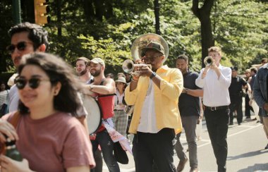 New York 'ta Amal' la yürü. 17 Eylül 2022, New York, ABD: Küçük Amal 'ımız New York' a, Onur, Umut, Neşe 'yi şehre getirmek amacıyla geldi. Küçük Amal Suriyeli 10 yaşında bir mülteci..