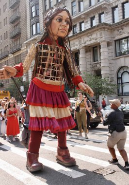 New York 'ta Amal' la yürü. 17 Eylül 2022, New York, ABD: Küçük Amal 'ımız New York' a, Onur, Umut, Neşe 'yi şehre getirmek amacıyla geldi. Küçük Amal Suriyeli 10 yaşında bir mülteci..