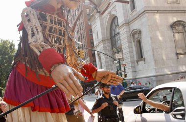 New York 'ta Amal' la yürü. 17 Eylül 2022, New York, ABD: Küçük Amal 'ımız New York' a, Onur, Umut, Neşe 'yi şehre getirmek amacıyla geldi. Küçük Amal Suriyeli 10 yaşında bir mülteci..