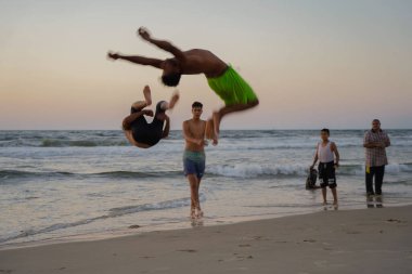  Filistinliler Gazze 'de gün batımında plajın kumlarında oynuyorlar. 16 Eylül 2022, Gazze, Filistin: Filistinliler 15 Eylül Perşembe günü Filistin 'in Gazze Şeridi açıklarında kumsalda oynuyorlar.).