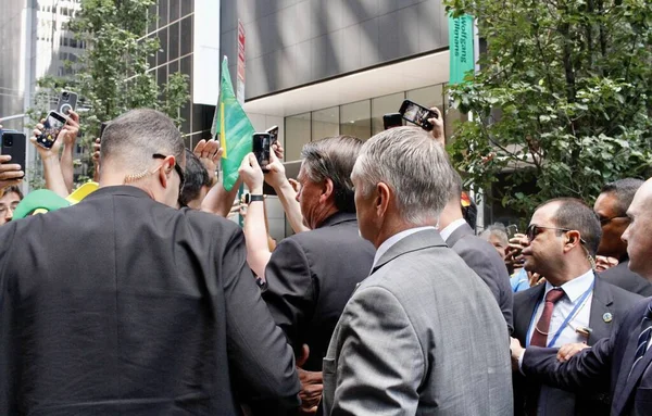 ブラジル大統領はニューヨークのFogo Chaoステーキハウスに昼食に到着します 2022年9月20日 米国ニューヨーク州 ブラジル大統領ジェール ボルソナーロがブラジルのステーキハウス Fogo Chao に到着 — ストック写真