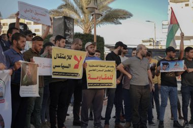 Filistinli direniş grupları Musab Shtayyeh 'in Gazze' de tutuklanmasını protesto ettiler. 20 Eylül 2022, Gazze, Filistin: Filistin direniş grupları direnişçilerin tutuklanması başlığı altında bir gösteri düzenledi 