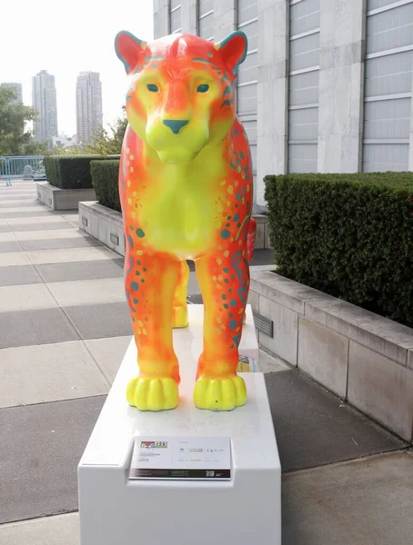 (Jagua Parade ve New York 'taki Birleşmiş Milletler' de Öğrenmeme izin ver. 20 Eylül 2022, New York, ABD: Jagua Parade, Sophie Reitermann 'ın fon toplama amaçlı bir açık hava sergisi 